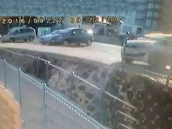 فيديو يرصد نجاة امرأة بأعجوبة