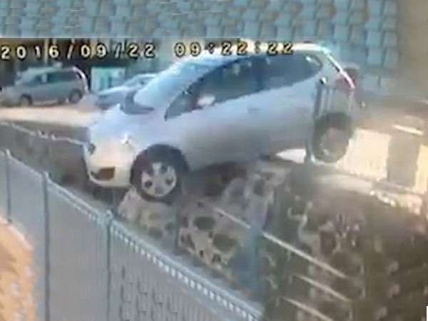 فيديو يرصد نجاة امرأة بأعجوبة