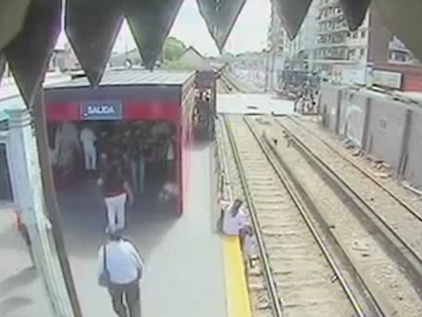 تسقط طفلها من على رصيف القطار كي تتهرب من دفع تذكرة القطار .. فيديو