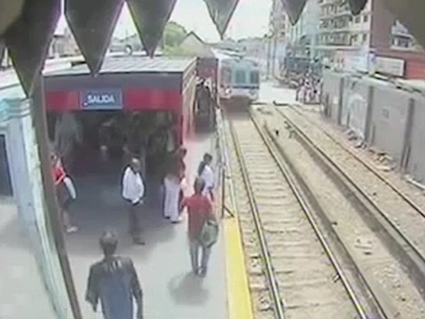 تسقط طفلها من على رصيف القطار كي تتهرب من دفع تذكرة القطار .. فيديو