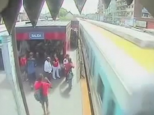 تسقط طفلها من على رصيف القطار كي تتهرب من دفع تذكرة القطار .. فيديو