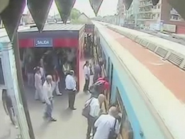 تسقط طفلها من على رصيف القطار كي تتهرب من دفع تذكرة القطار .. فيديو