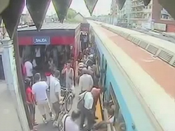 تسقط طفلها من على رصيف القطار كي تتهرب من دفع تذكرة القطار .. فيديو