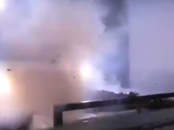 أشعلت المفرقعات في فراش صديقها النائم .. فماذا حدث
