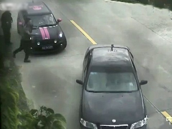 خطأ بسيط كلفه سيارته .. فيديو