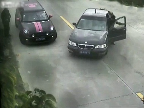 خطأ بسيط كلفه سيارته .. فيديو