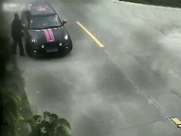 خطأ بسيط كلفه سيارته .. فيديو