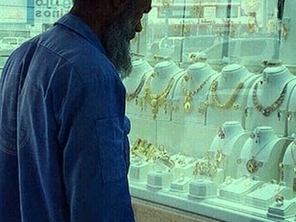 بعد انتشار صورته والسخرية منها .. شاهد ماذا حدث للعامل البنغلاديشي