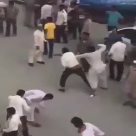 فيديو لشجار كبير بي مجموعة من الرجال .. تعرف إليهم