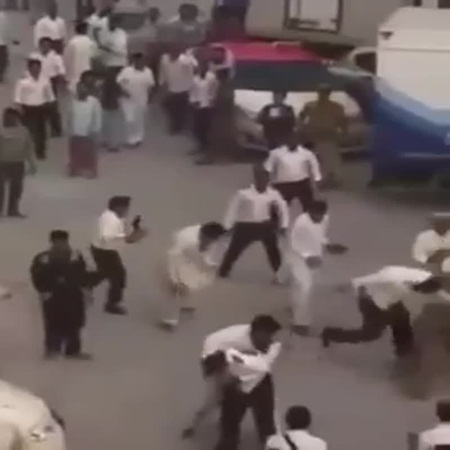 فيديو لشجار كبير بي مجموعة من الرجال .. تعرف إليهم