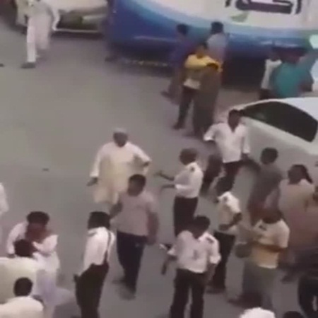 فيديو لشجار كبير بي مجموعة من الرجال .. تعرف إليهم