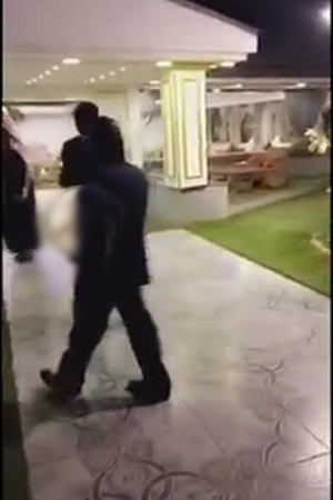 وصول المليادير الهندي إلى المملكة بموكبه ... فيديو