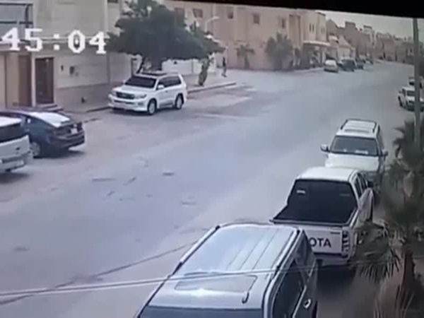 شاهد لحظة الاعتداء الوحشي على أحد المواطنين في وضح النهار
