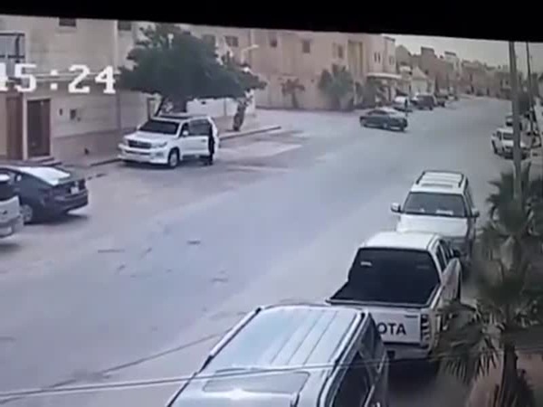 شاهد لحظة الاعتداء الوحشي على أحد المواطنين في وضح النهار