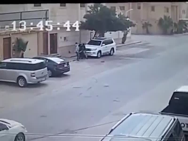 شاهد لحظة الاعتداء الوحشي على أحد المواطنين في وضح النهار