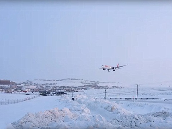 شاهد هبوط طائرة اضطراريًا في مدرج مغطى بالثلوج
