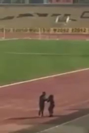 يرقصان على ملعب نادي القادسية .. فيديو