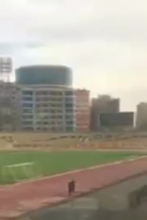 يرقصان على ملعب نادي القادسية .. فيديو