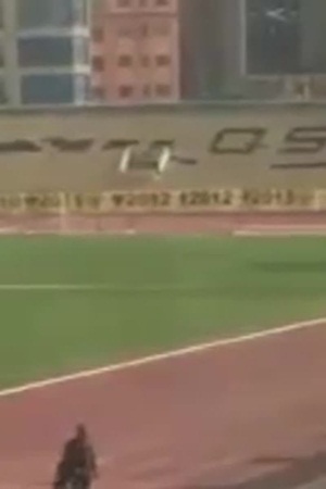 يرقصان على ملعب نادي القادسية .. فيديو