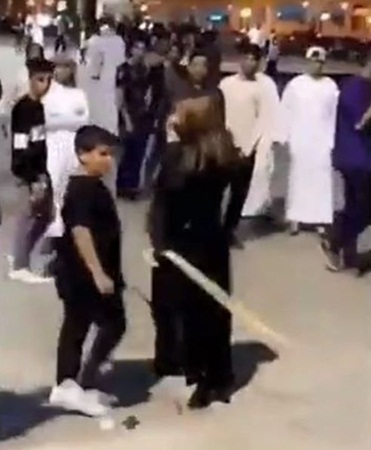 بالفيديو: سعودية تنهال بالضرب على مجموعة من الشباب في الرياض!