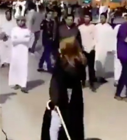 بالفيديو: سعودية تنهال بالضرب على مجموعة من الشباب في الرياض!