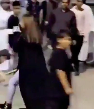 بالفيديو: سعودية تنهال بالضرب على مجموعة من الشباب في الرياض!