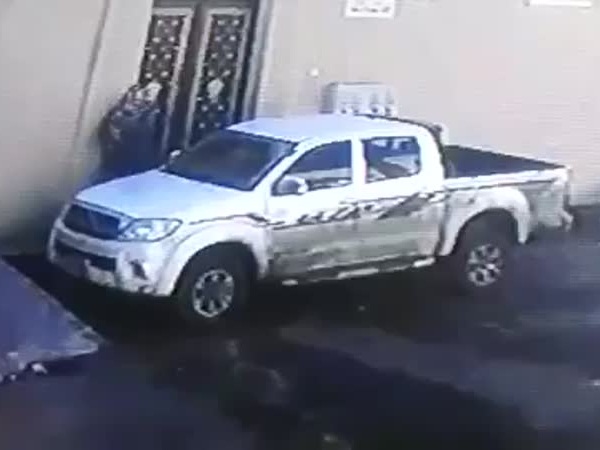 يضرم النار في سيارة .. ولكنه يحصل على جزائه في الحال .. فيديو