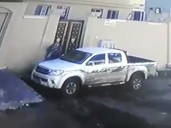 يضرم النار في سيارة .. ولكنه يحصل على جزائه في الحال .. فيديو