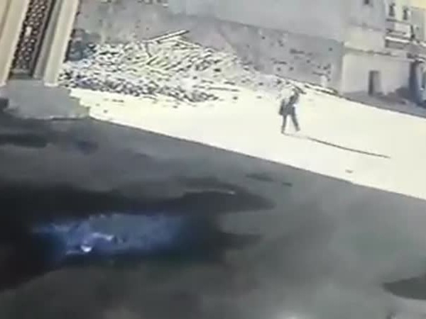 يضرم النار في سيارة .. ولكنه يحصل على جزائه في الحال .. فيديو