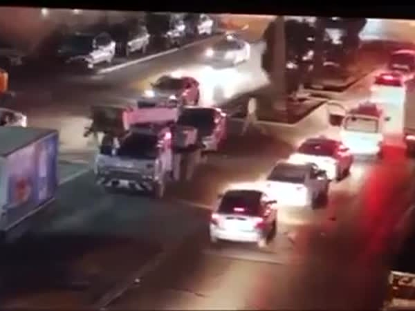 سرقة بالإكراه في الرياض .. ولا أحد يحرك ساكنًا .. فيديو