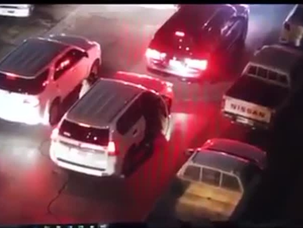 سرقة بالإكراه في الرياض .. ولا أحد يحرك ساكنًا .. فيديو