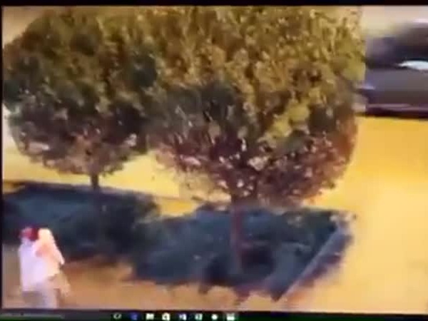 سرقة بالإكراه في الرياض .. ولا أحد يحرك ساكنًا .. فيديو