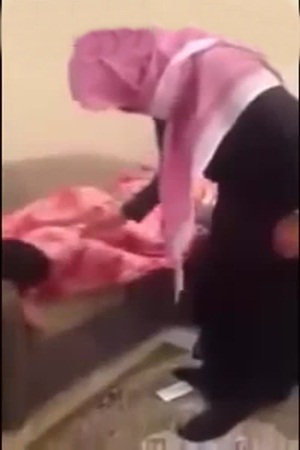 فيديو مثير للجدل .. أيقظ أبنائه بالصاعق الكهربائي
