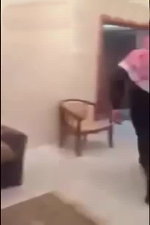 فيديو مثير للجدل .. أيقظ أبنائه بالصاعق الكهربائي