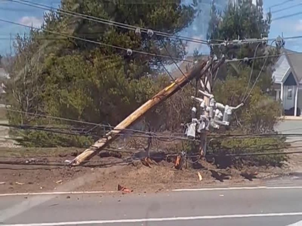 بالفيديو: صهريج وقود يسير بسرعة كبيرة ويصطدم بأعمدة الأسلاك الكهربائية!
