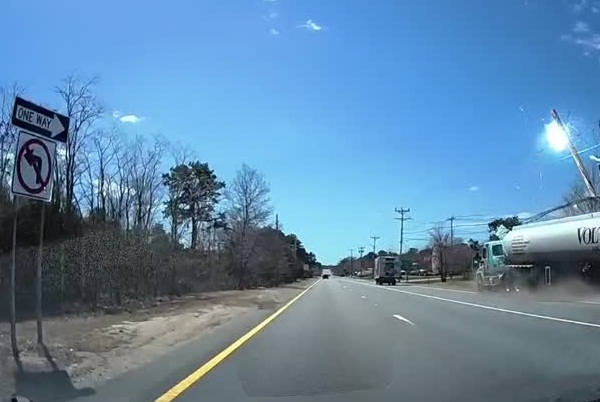 بالفيديو: صهريج وقود يسير بسرعة كبيرة ويصطدم بأعمدة الأسلاك الكهربائية!