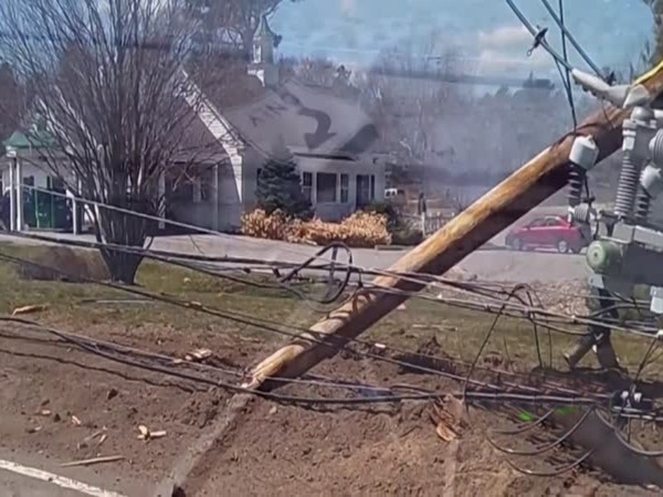 بالفيديو: صهريج وقود يسير بسرعة كبيرة ويصطدم بأعمدة الأسلاك الكهربائية!