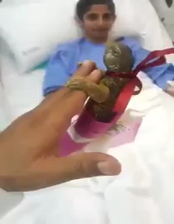 بالفيديو: سعودي يزور طفلًا في مستشفى ويهديه ضب!