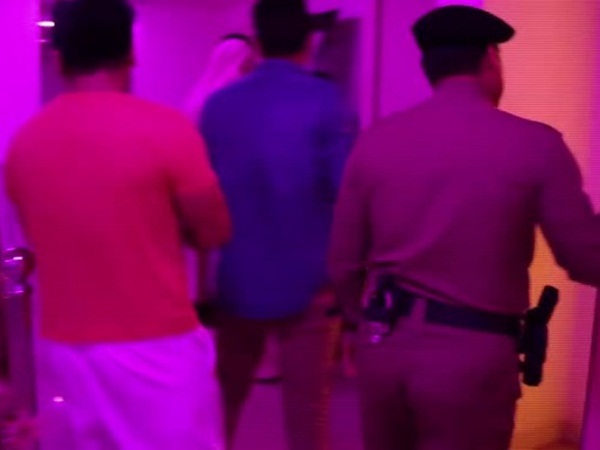 ينكر ذكوريته من أجل التهرب من القانون .. فيديو