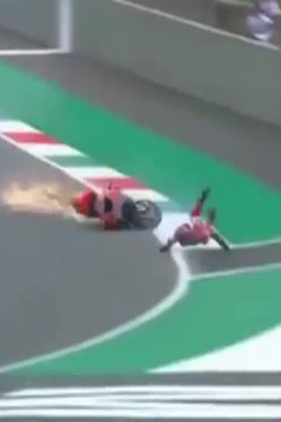 بالفيديو: سائق دراجة نارية يتعرض لحادث مروع في سباق الجائزة الكبرى