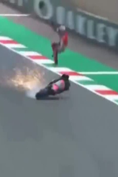 بالفيديو: سائق دراجة نارية يتعرض لحادث مروع في سباق الجائزة الكبرى