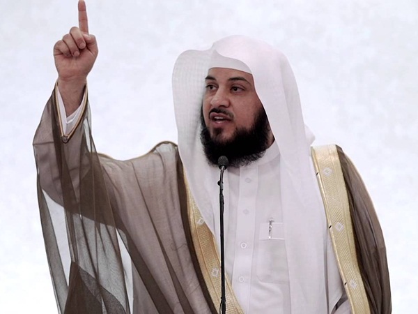 كيف رد العريفي على هداياه الدائمة للفنانين