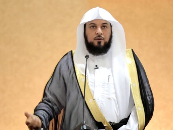 كيف رد العريفي على هداياه الدائمة للفنانين