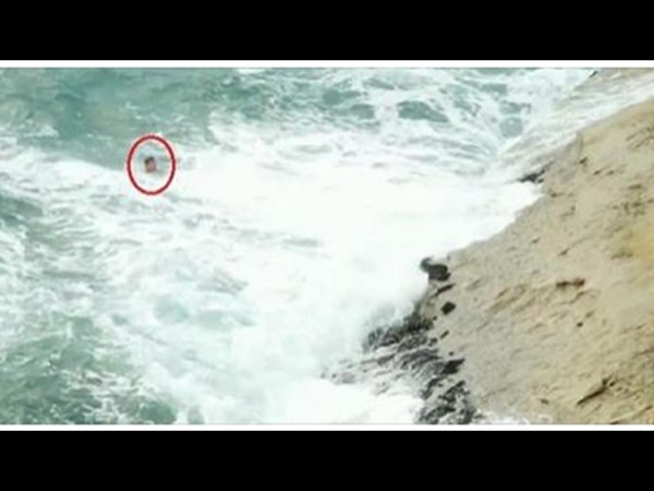 فيديو..شاب يصارع الموت بين الامواج وصديقه انقذه