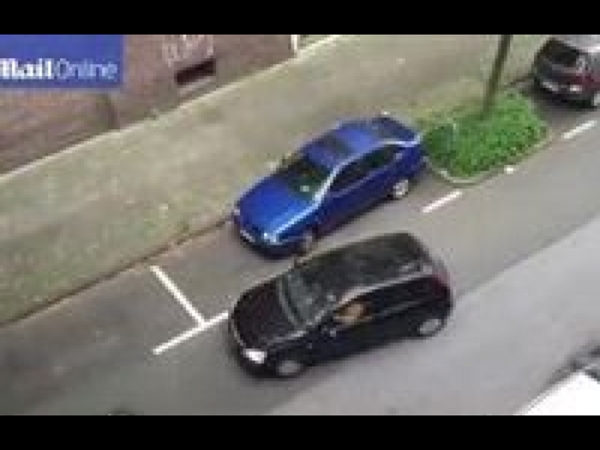 فيديو.. لقطات طريفة لسائق يركن سيارته لأول مرة