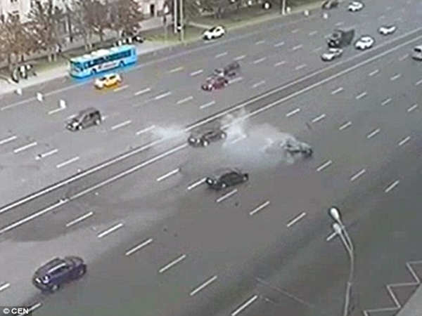 تعرض سيارة الرئيس الروسي لحادث ونجاة الرئيس .. فيديو