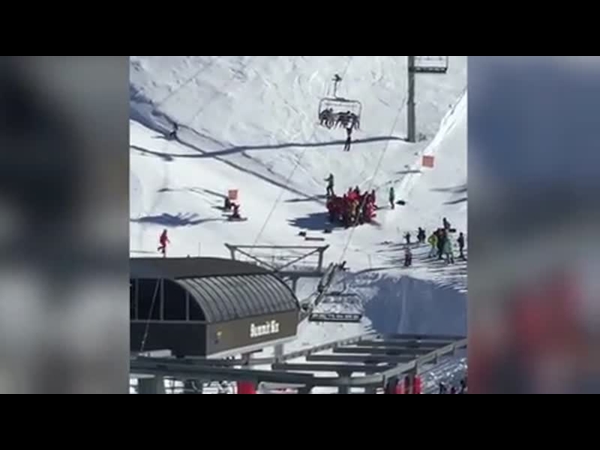 بالفيديو .. طفل يتدلى من مزلجة هوائية لمدة دقيقة على ارتفاع 10 أمتار لهذا السبب