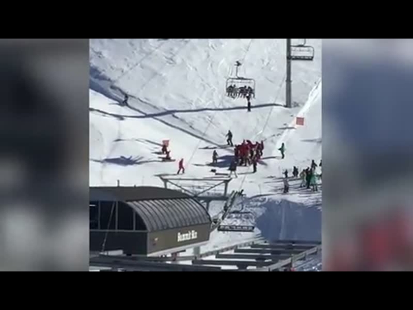 بالفيديو .. طفل يتدلى من مزلجة هوائية لمدة دقيقة على ارتفاع 10 أمتار لهذا السبب