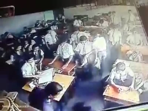فيديو عنيف لمعلم يضرب تلميذ بطريقة عنيفة
