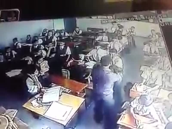 فيديو عنيف لمعلم يضرب تلميذ بطريقة عنيفة